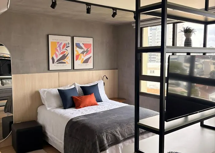 Studio moderno, perto de tudo com garagem e ar