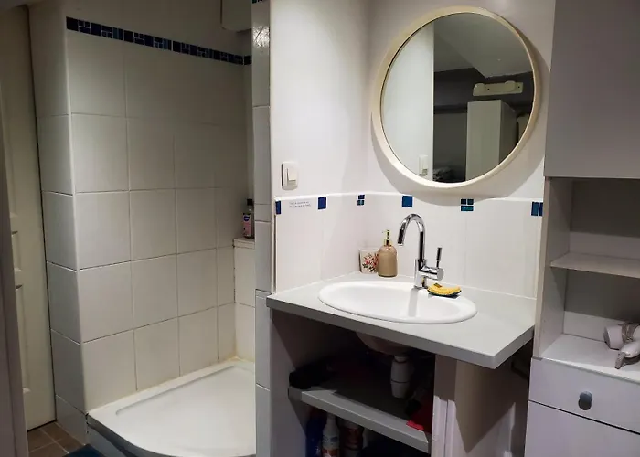 Chambre climatisée avec piscine près de la mer