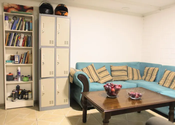 Backpackers House - Near The Airport