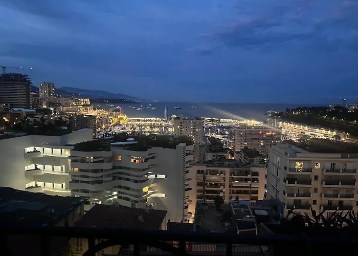 Plein coeur de Monaco, à 300 mètres à pied du port de Monaco, 4 pièces dans des escaliers vue mer exceptionnelle