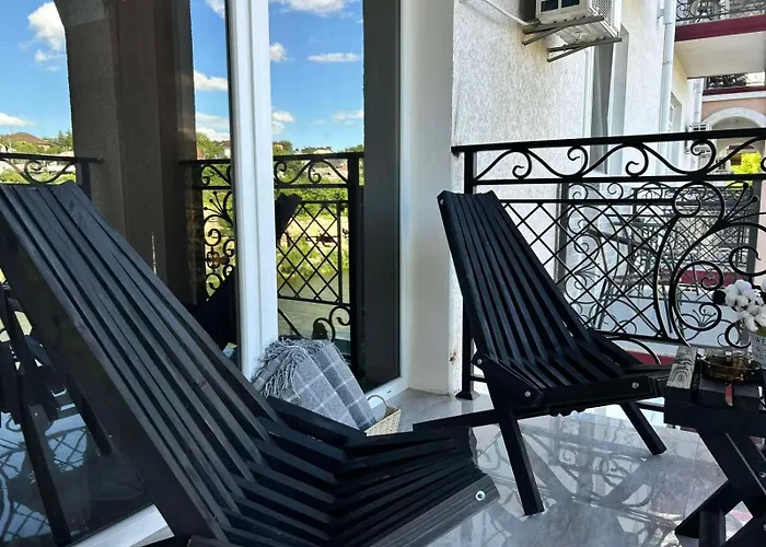 Готель River House