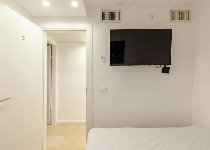Breezhouse Yona Beach 10 Bedroom Underground Apartment