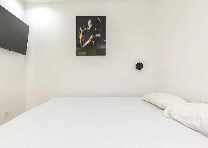 Breezhouse Yona Beach 10 Bedroom Underground Apartment