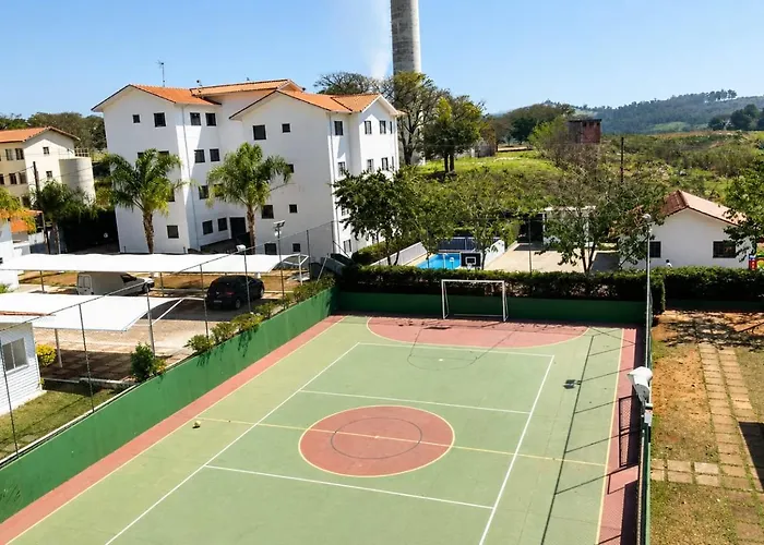 Apto com estacionamento, piscina e churrasqueira