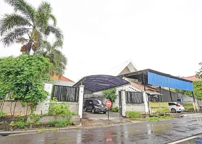 Oyo 90790 Royale Nias