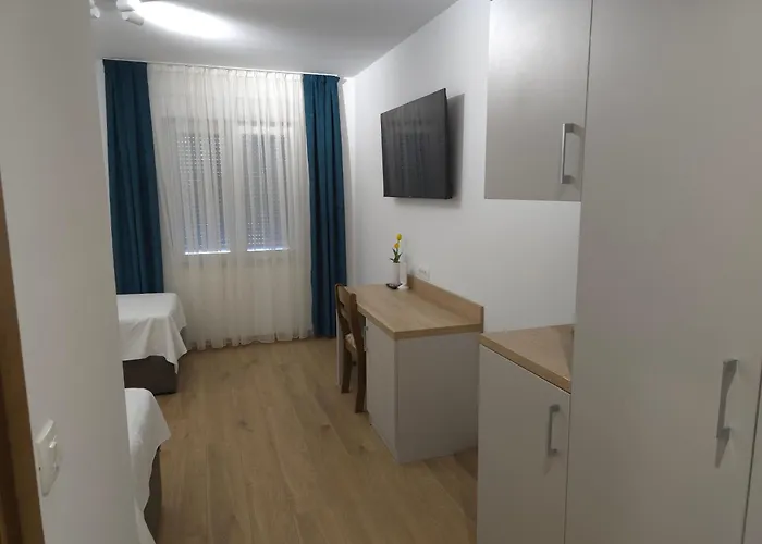 Hotel 81