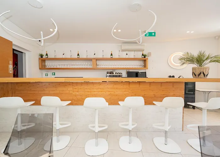 Avis Hotel