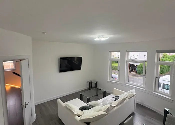 Contractor Stays Welcome Newly Refurbished 2 Bedroom Apartment Sleeps 5 With Free Secure Parking And Wifi Fully Fitted Kitchen With Washer Dryer Weekly Bedding Change And Hoover Long Term Stay Rate Available 3 Miles From City Centre