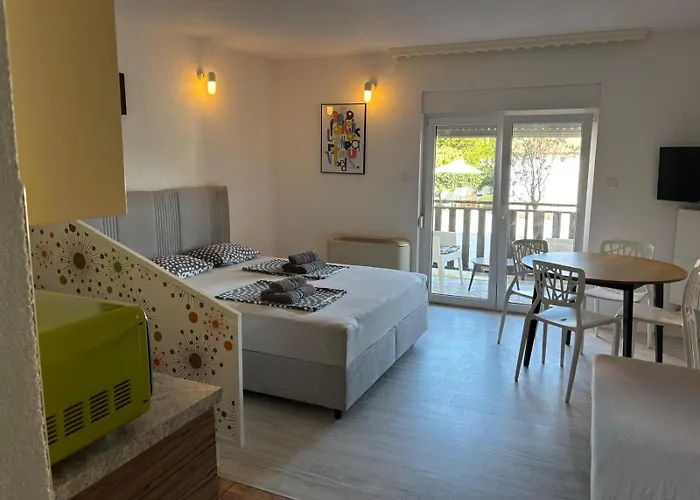 Apartments & Rooms Laganini Sara