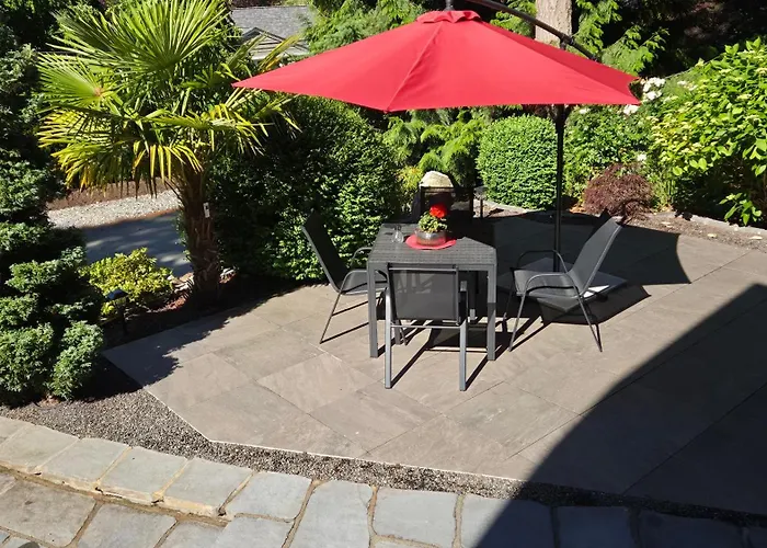 Modern Coastal 2Br Retreat With Hot Tub In Vancouver Bc