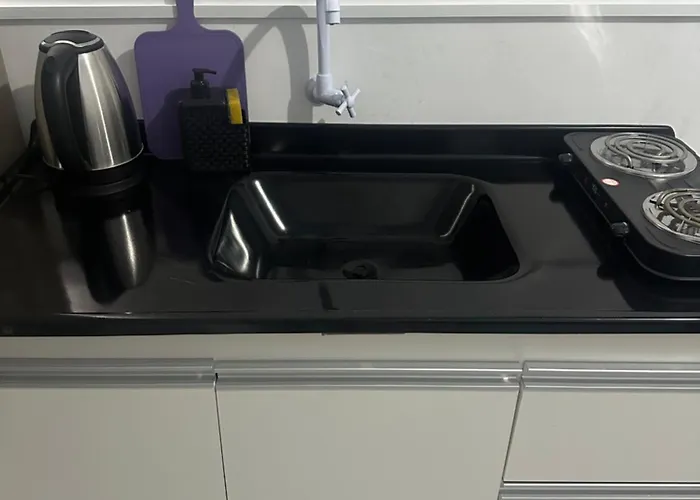 NOVO, Apto Completo com Cozinha, Banheiro privativo, Internet rápida e Estacionamento