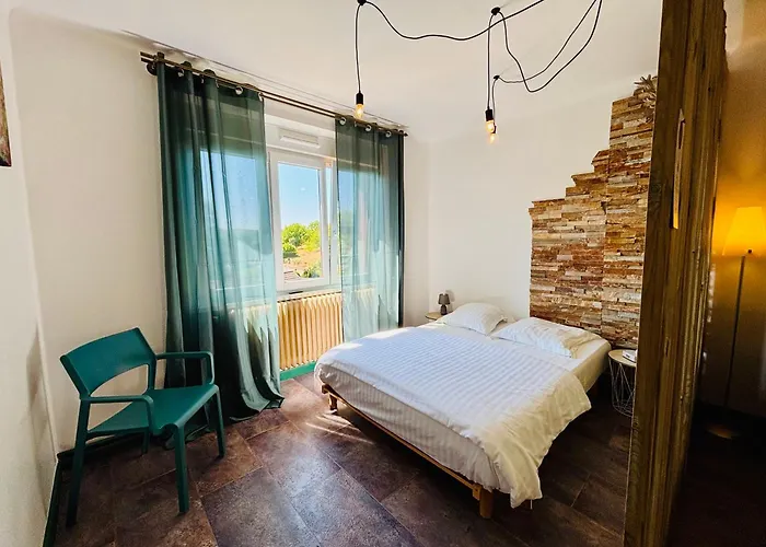 Logis Hotel-Restaurant Aux Trois Roses