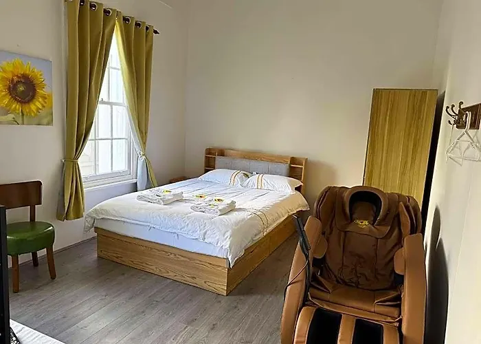 Hearty Center Motel
