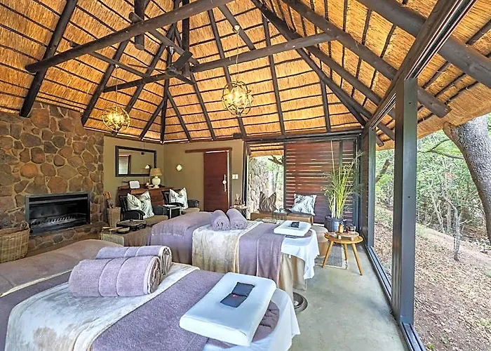 Ndlovu Safari Lodge
