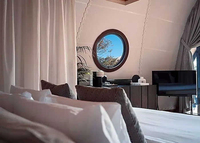 91 Athens Riviera, The Resort