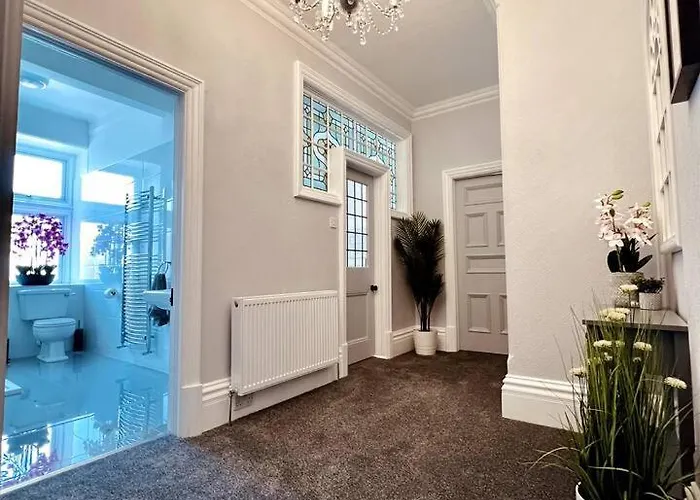 The Retreat - Two Mins From Beach - Large Flat