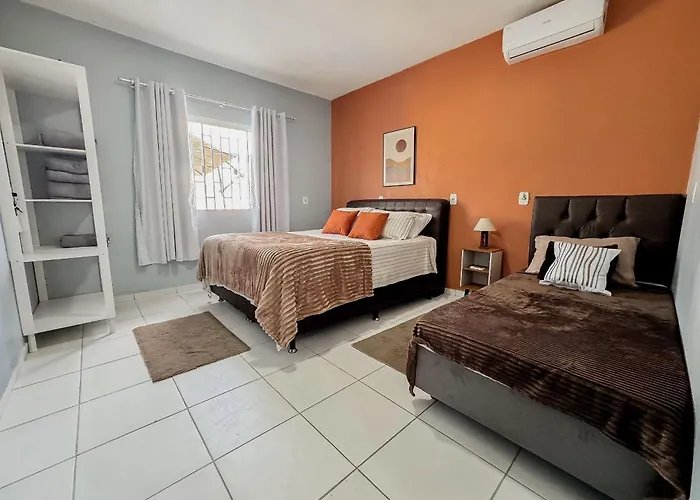 Casa c/ piscina e churrasqueira para até 6 pessoas