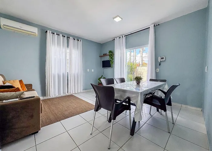 Casa c/ piscina e churrasqueira para até 6 pessoas