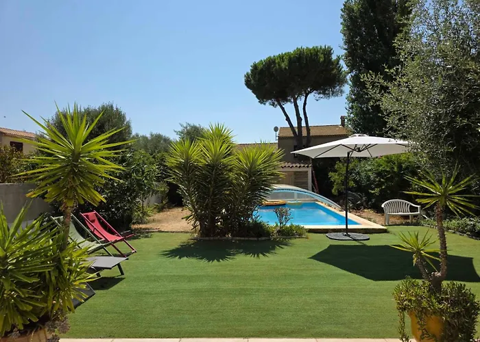 Chambre climatisée avec piscine près de la mer