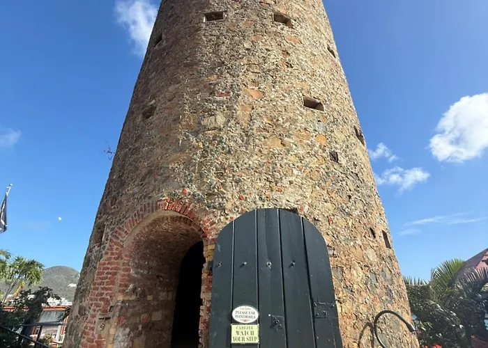 Blackbeard'S Castle Hotel