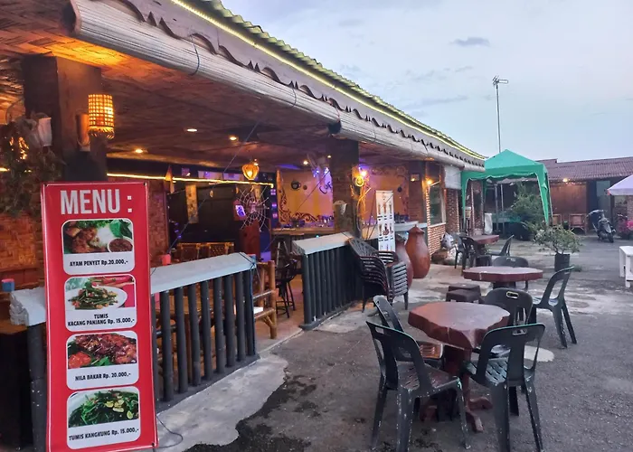 Town Guesthouse & Coffee Eatery