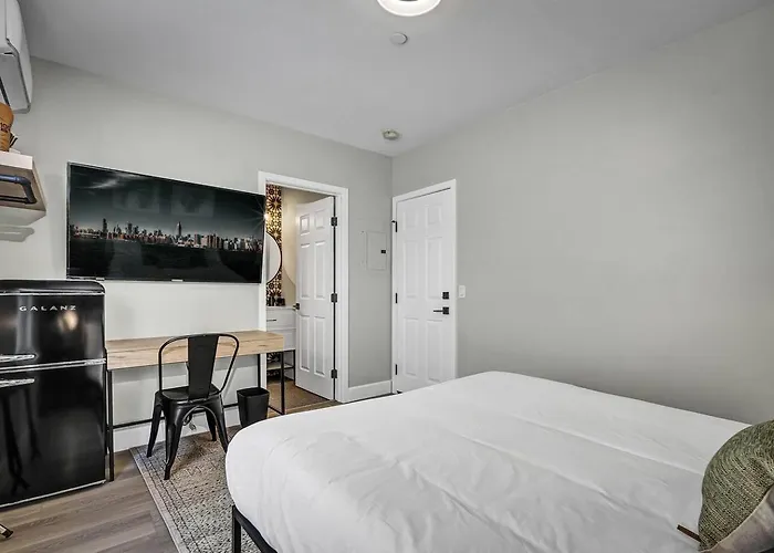 Single Bedroom - Queen Size. Heart Of Downtown Vista