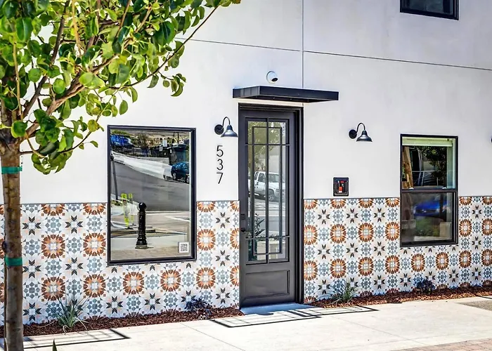 Single Bedroom - Queen Size. Heart Of Downtown Vista