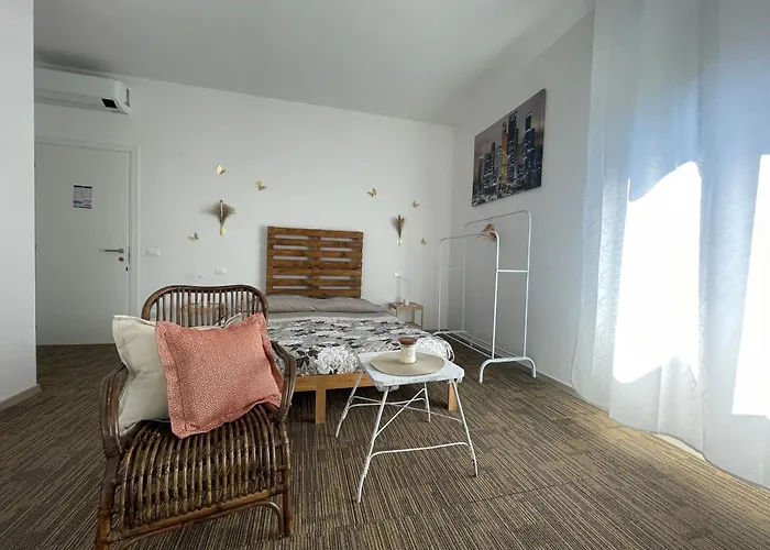 Midora Guesthouse 800Mt Hesperia Hospital
