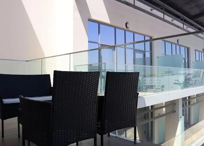 1Br Masdar City - Pool & Balcony Stay