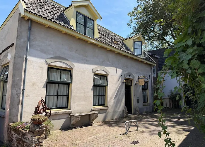 Hotel Hanzestadslogement De Leeuw: Historic Center Retreat with Kitchen Rooms