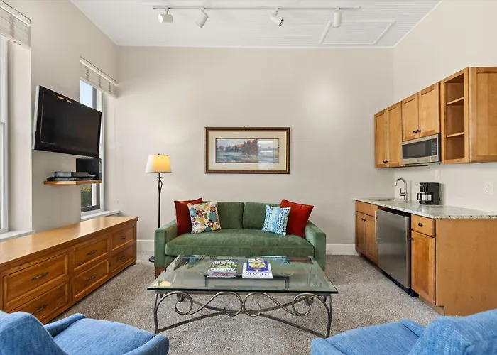 Independence Square 213, Spacious Hotel Room With 2 Queen Beds, Wet Bar, And Sitting Area