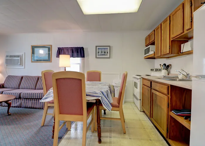 Carriage House Motel Cottages & Suites