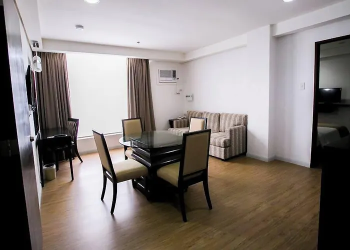 Queen Margarette Hotel Downtown