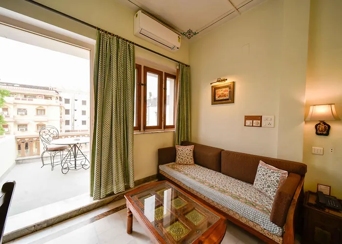 Hotel Arya Niwas