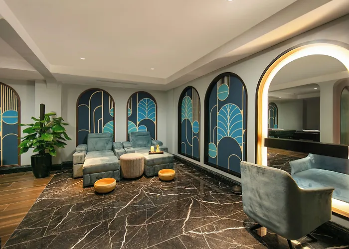 May De Ville Lakeside Hotel