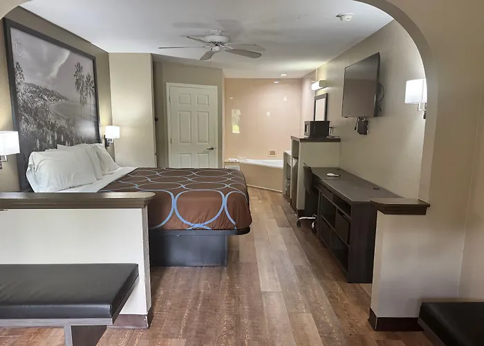 Super 8 By Wyndham Moss Point Motel