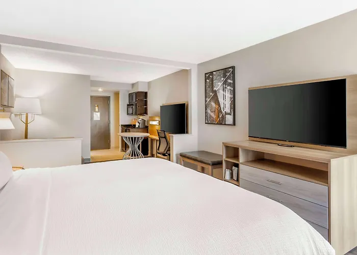 Best Western Plus Heritage Rail-South York/I-83