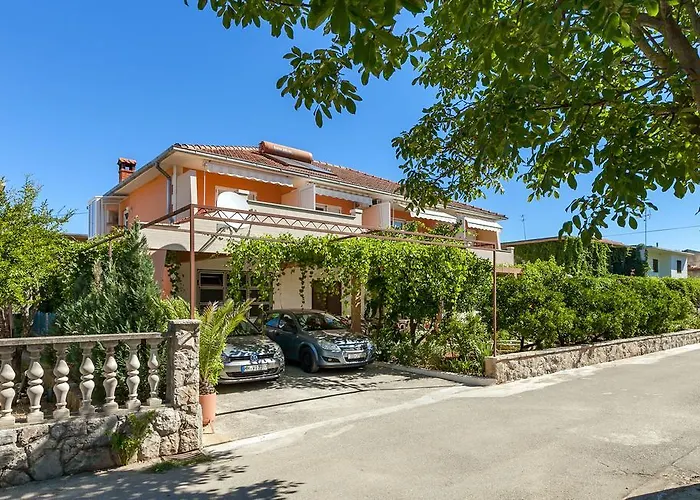 Apartments And Rooms Dobrila