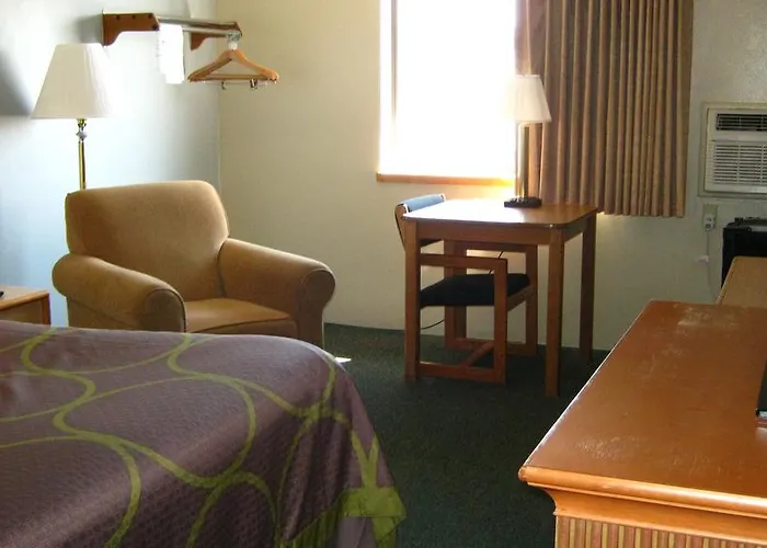 Super 8 By Wyndham Fargo/I-29/West Acres Mall