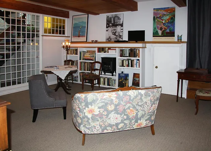 2 Moon Cottage