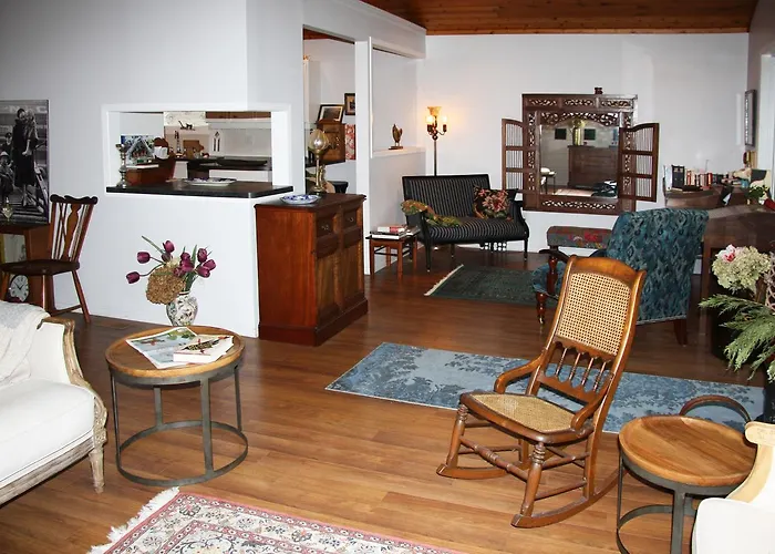 2 Moon Cottage