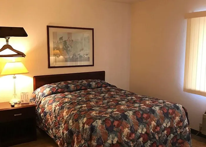 Mcgovern'S Motel And Suites