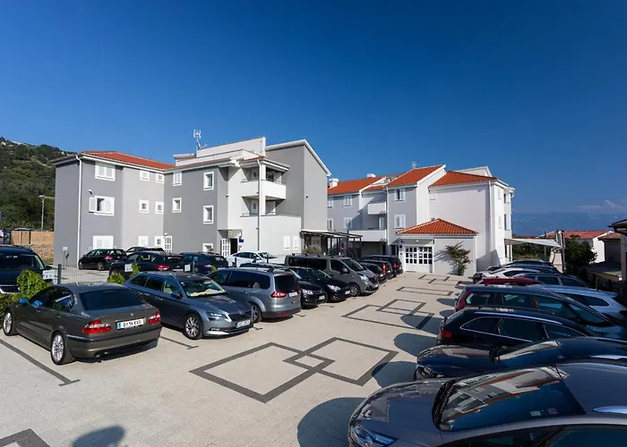 Apartments Crnekovic Tomislava 8