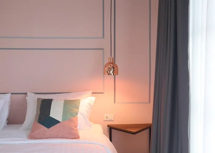 Goodnight Poshtel + Free Netflix