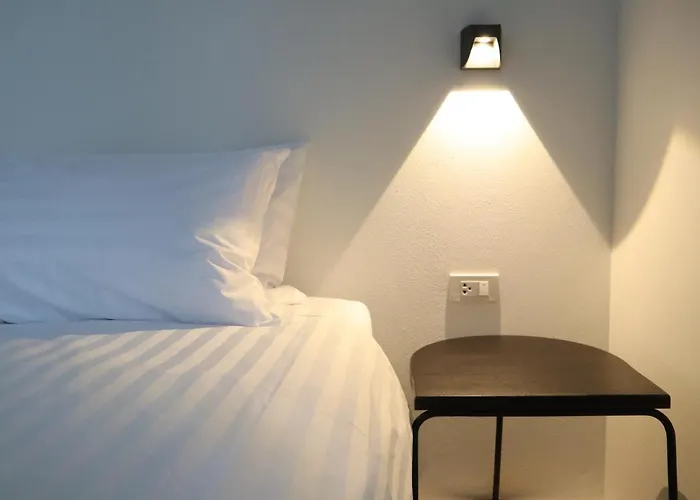 Goodnight Poshtel + Free Netflix
